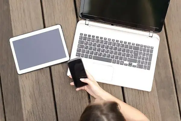 Surfplatta, smartphone och dator sett uppifrån.